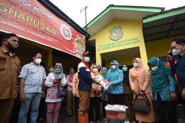 Ketua TP PKK Sumut Terima dan Serahkan Bantuan bagi Korban Banjir